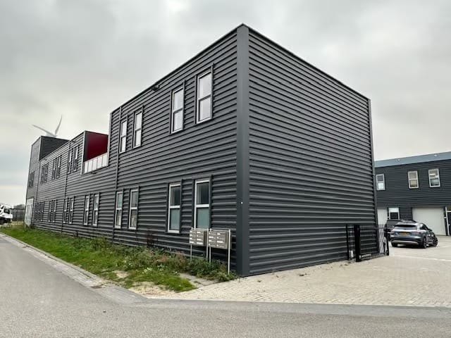 Werkplaats Aqua-Blast aan het 4e Regimentsdok in Nieuwegein